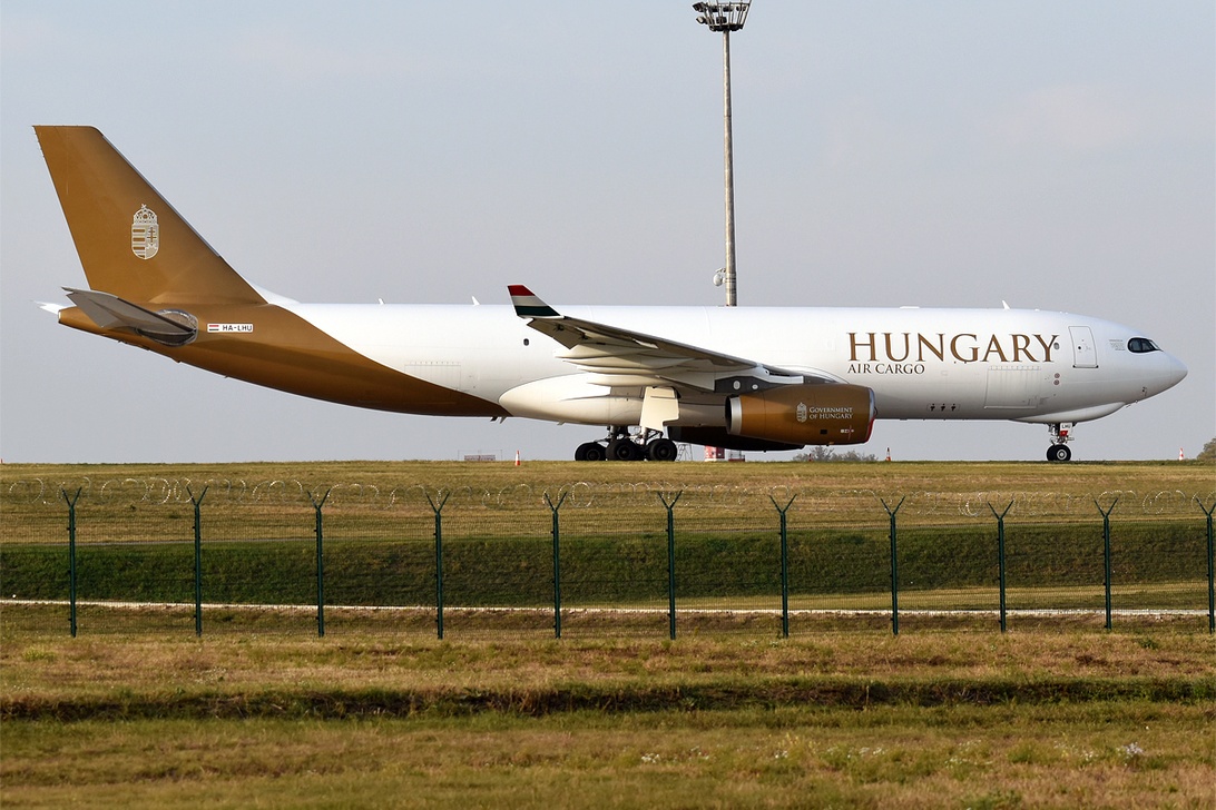 Ett Hungary Air Cargo-fraktflygplan parkerat på en flygplats, vilket illustrerar markoperationer och logistik.