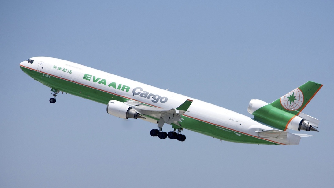 En EVA Air Cargo Boeing 777F, ett dedikerat fraktflygplan, i luften mot en klarblå himmel.